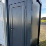 Einfaches graues Toilettenmodul | Preisgünstige mobile Toilette für Baustellen