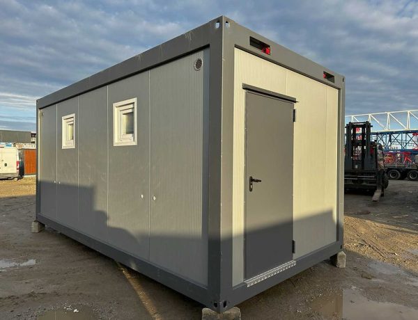 a1ef6f_377ce9b67ab94871a475a0504b94633f7Emv2-600x460 Duschcontainer (3 x 6 m) | 6 Duschen, 2 Waschbecken, 300-Liter-Boiler | Große Sportbaustellen – Bild 1