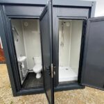 Duschcontainer-Einheit (3 × 6 m) mit 6 Duschen, 2 Waschbecken und 300-Liter-Boiler für große Baustellen und Sportanlagen
